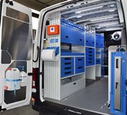 2_Crafter con repisas cerradas, cajones y estantes con contenedores